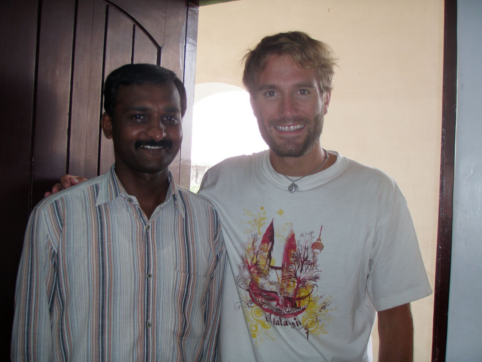 George und Jan beim ersten Besuch des Kinderheims im Jahr 2009